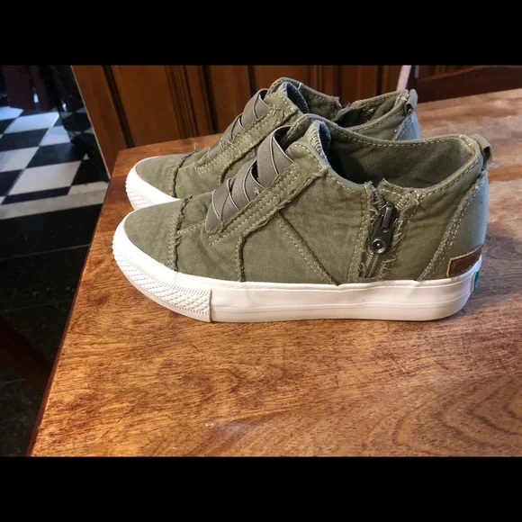 Super cute olive green sneaker wedges - Picture 3 of 5